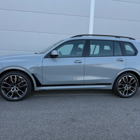 bmw-x7-bok